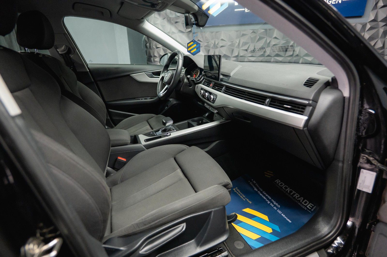 Fahrzeugabbildung Audi A4 Lim. 40 TFSI advanced Sport *DAB*LED*ACC*