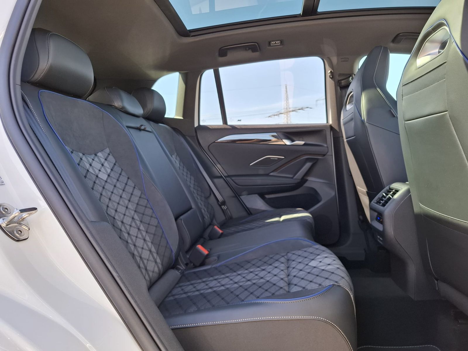 Fahrzeugabbildung Volkswagen Tiguan 2.0 TDI 4M R-Line BLACK*PAN*HK*AHK*MATRIX
