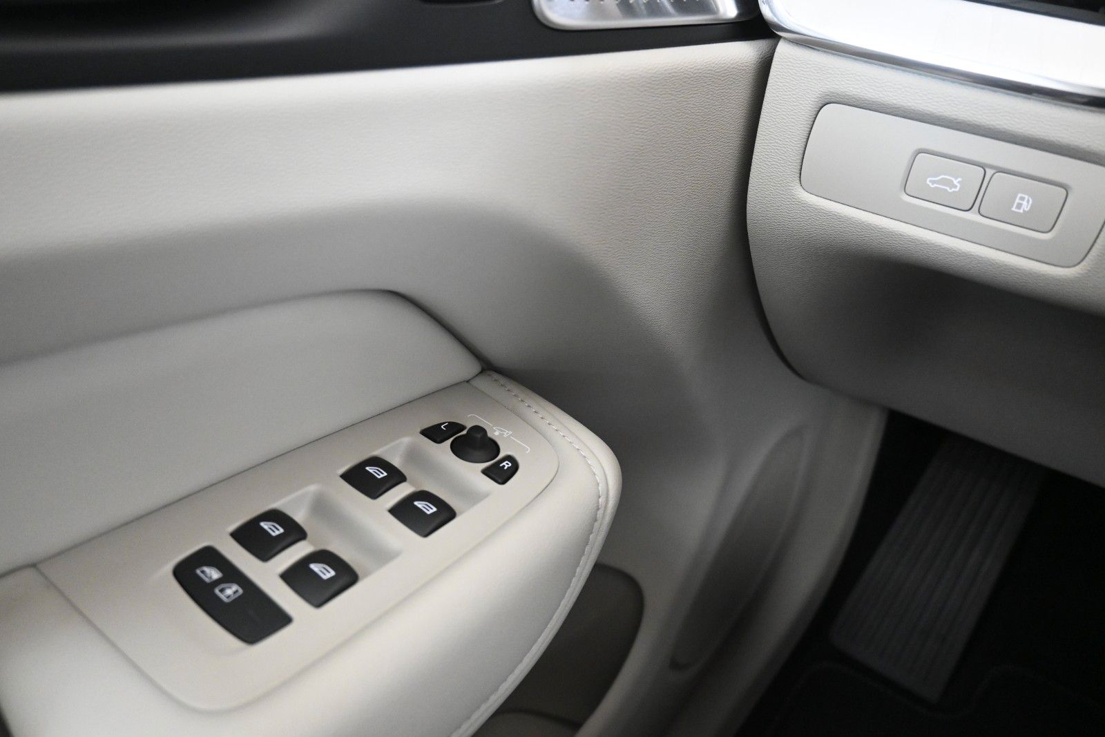Fahrzeugabbildung Volvo XC60 T8 Plug-in AWD Ultra Dark*LUFT*360°*ACC