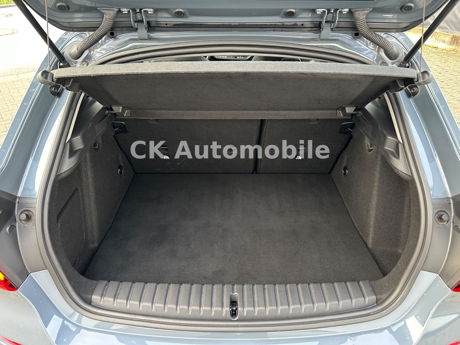 Fahrzeugabbildung BMW 118d Sport-Line/Shadow-Line/Navi/Pano/LED/PDC