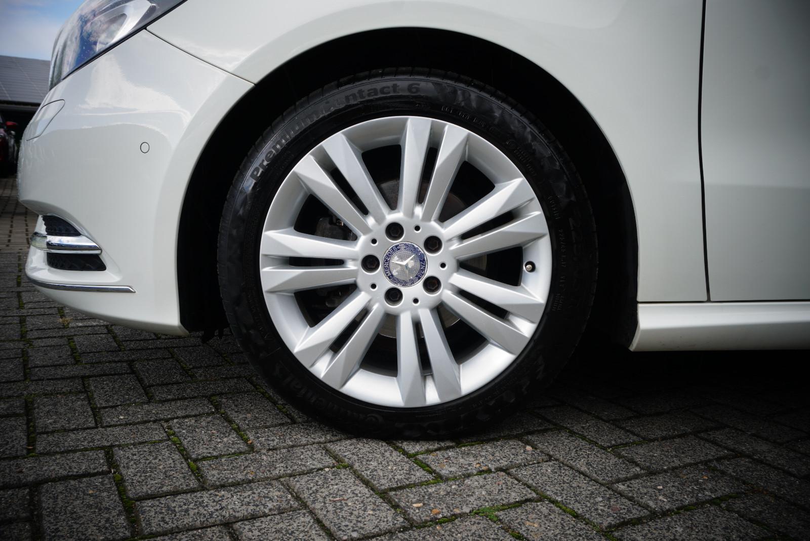 Mercedes-Benz B 180 Bi-Xenon RFK SHZ NAV Leder AHK Memory