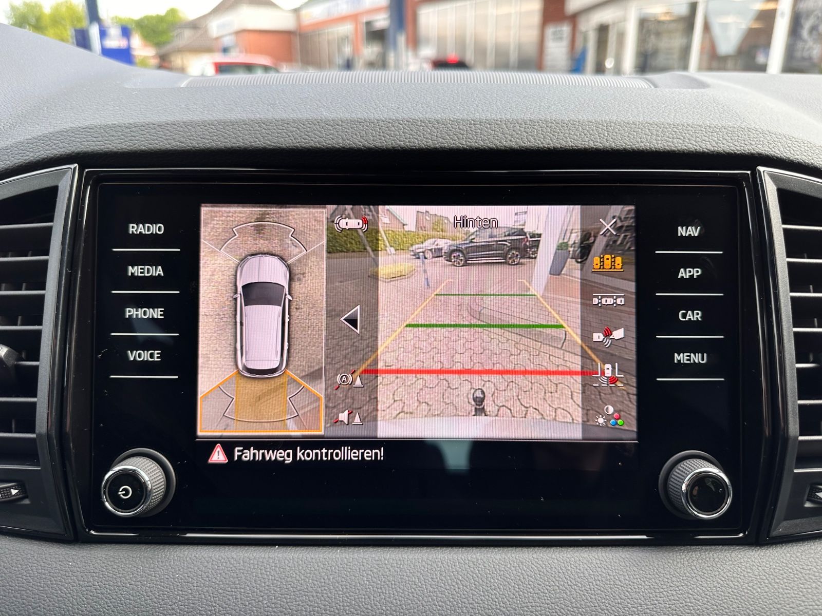 Fahrzeugabbildung SKODA Karoq Sportline 1.5 TSI DSG Matrix/AHK/Navi/ACC