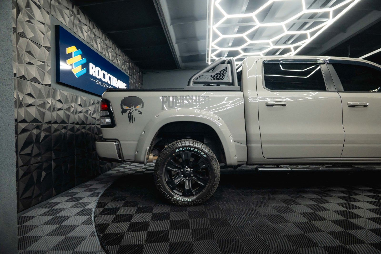 Fahrzeugabbildung Dodge RAM 5.7 V8 HEMI 4x4 OFFROAD Night PUNISHER 19%