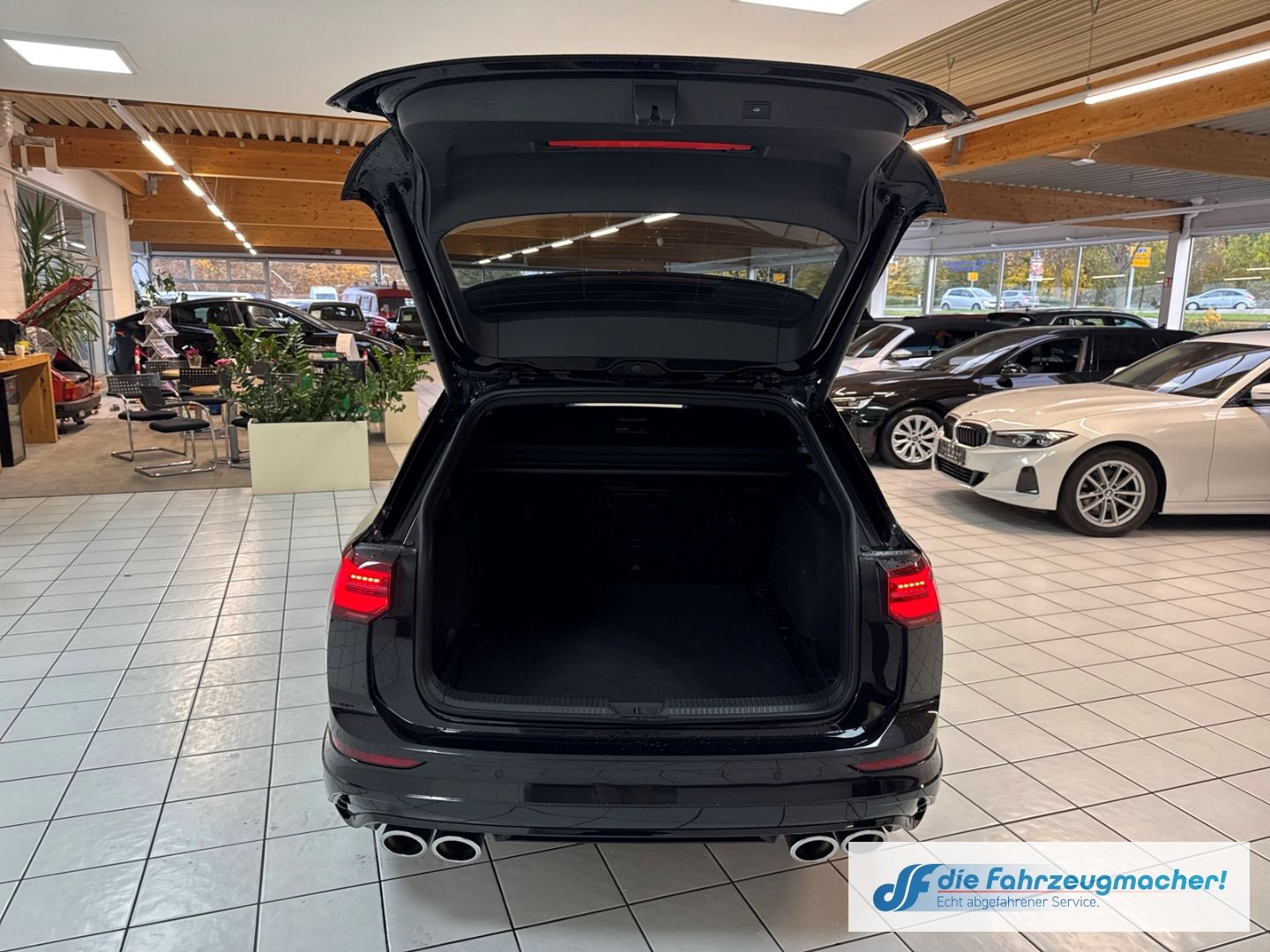 Fahrzeugabbildung Volkswagen Golf VIII Variant R Line 4Motion HUD AD AHK-klap