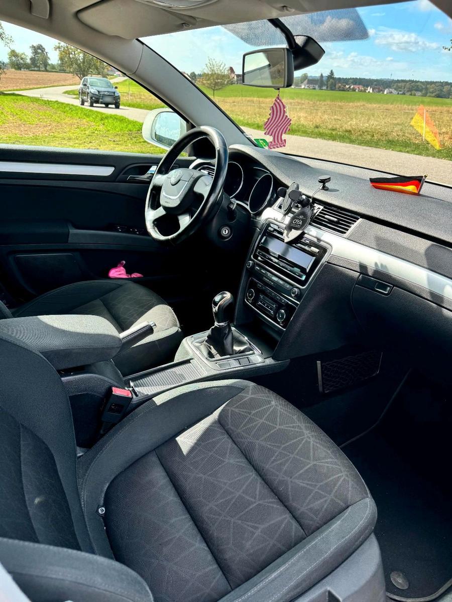 Skoda Superb 2012 — photo 11