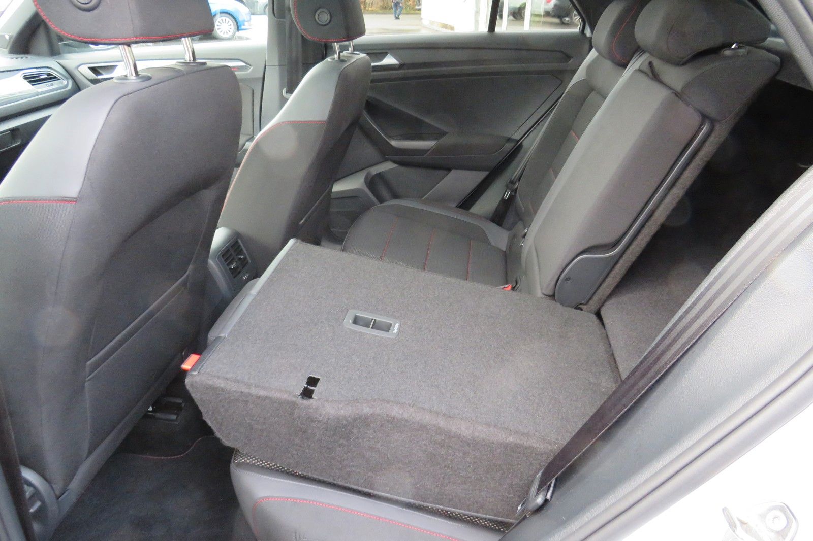 Fahrzeugabbildung Volkswagen T-Roc Sport R-LINE PANO 18`LED NAVI BEATS 1.HD