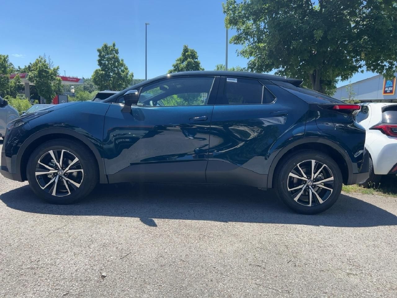 Fahrzeugabbildung Toyota C-HR 2,0 Hybrid Teamplayer