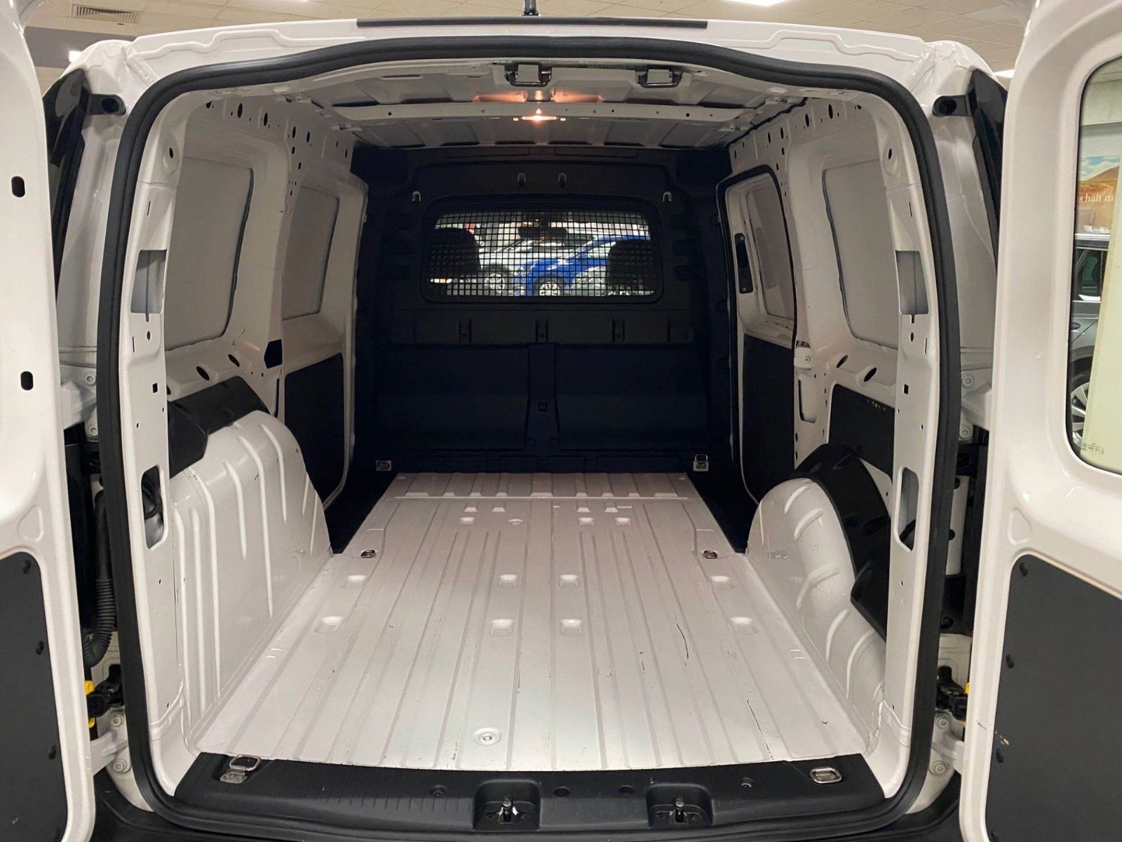 Fahrzeugabbildung Volkswagen Caddy 1.5 TSI angemeldet vor der Haustür MAXI