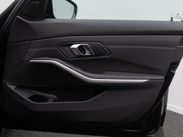 BMW 330, 2022 — 30