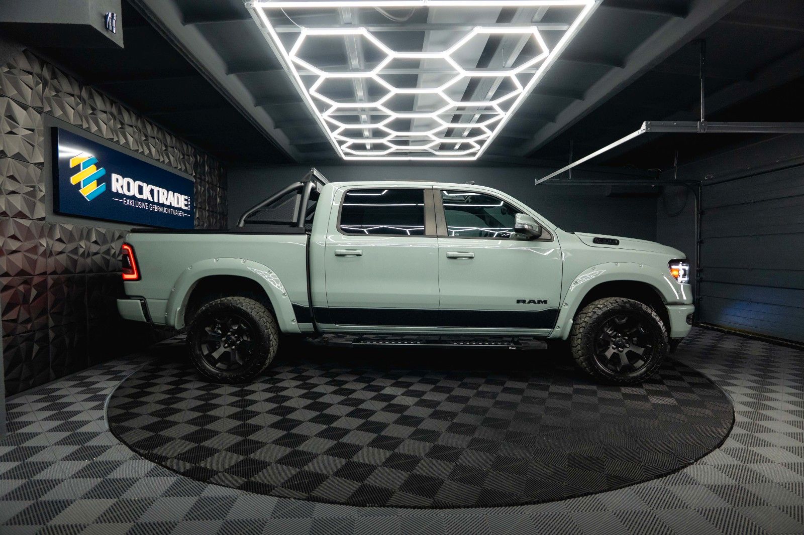 Fahrzeugabbildung Dodge RAM 5.7 V8 HEMI 4x4 OFFROAD Night-Edition *Pano*