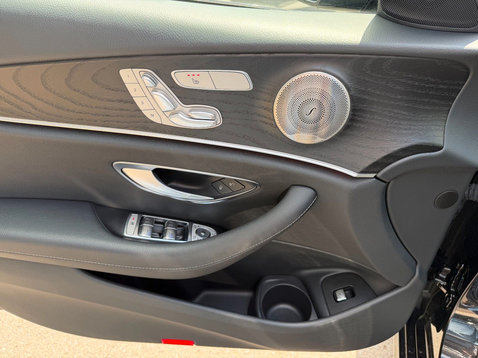 Fahrzeugabbildung Mercedes-Benz E 220 d Avantgarde Night+Burm+Pano+Memory+ILS