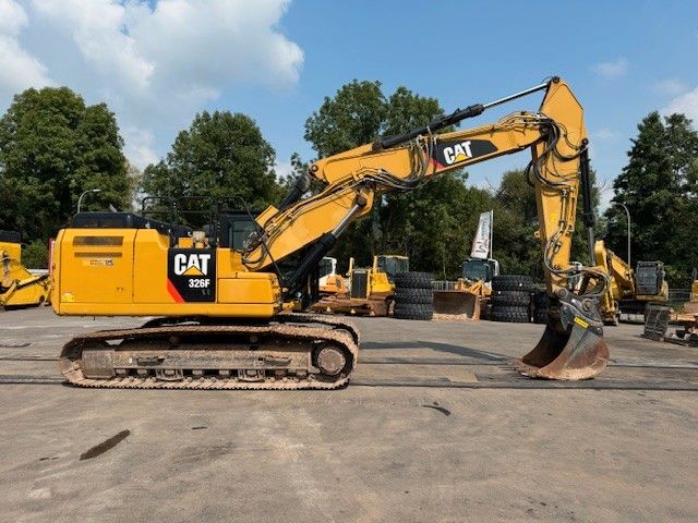 CAT 326 FLN ** BJ. 2016 * 10370H/ SW OilQuick