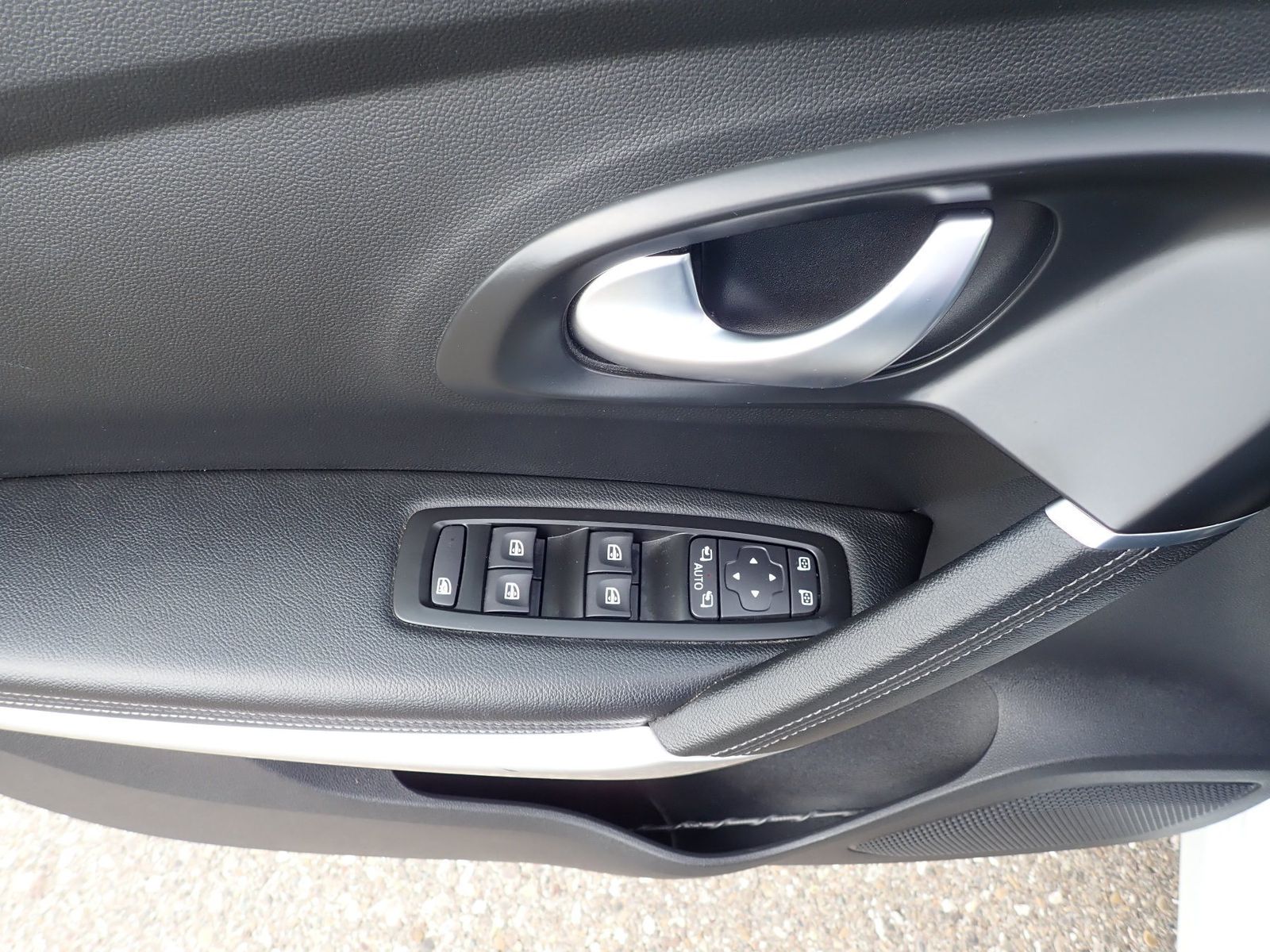 Fahrzeugabbildung Renault Kadjar TCe 160 EDC LIMITED/AUTOMATIK/SHZ/NAVI