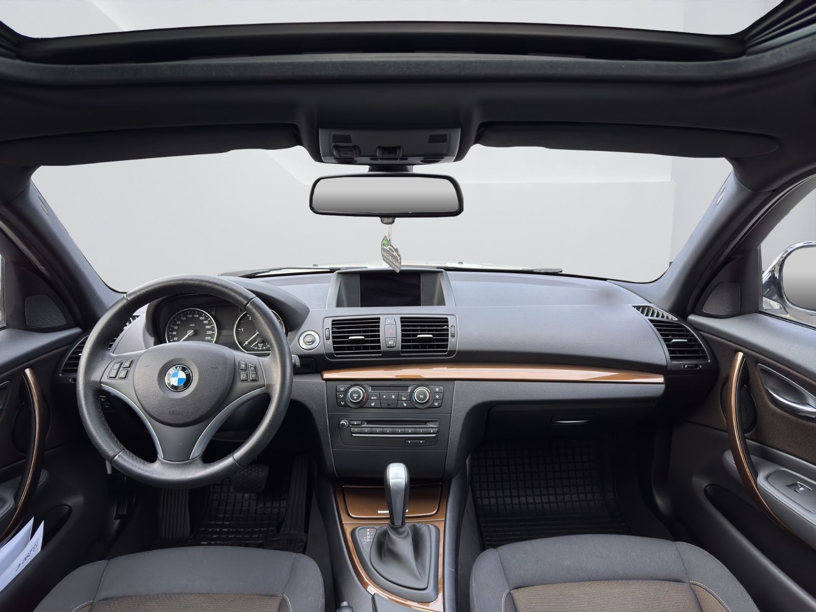 Fahrzeugabbildung BMW 120d Limousine*Automatik*Bi-Xenon*Schiebedach*
