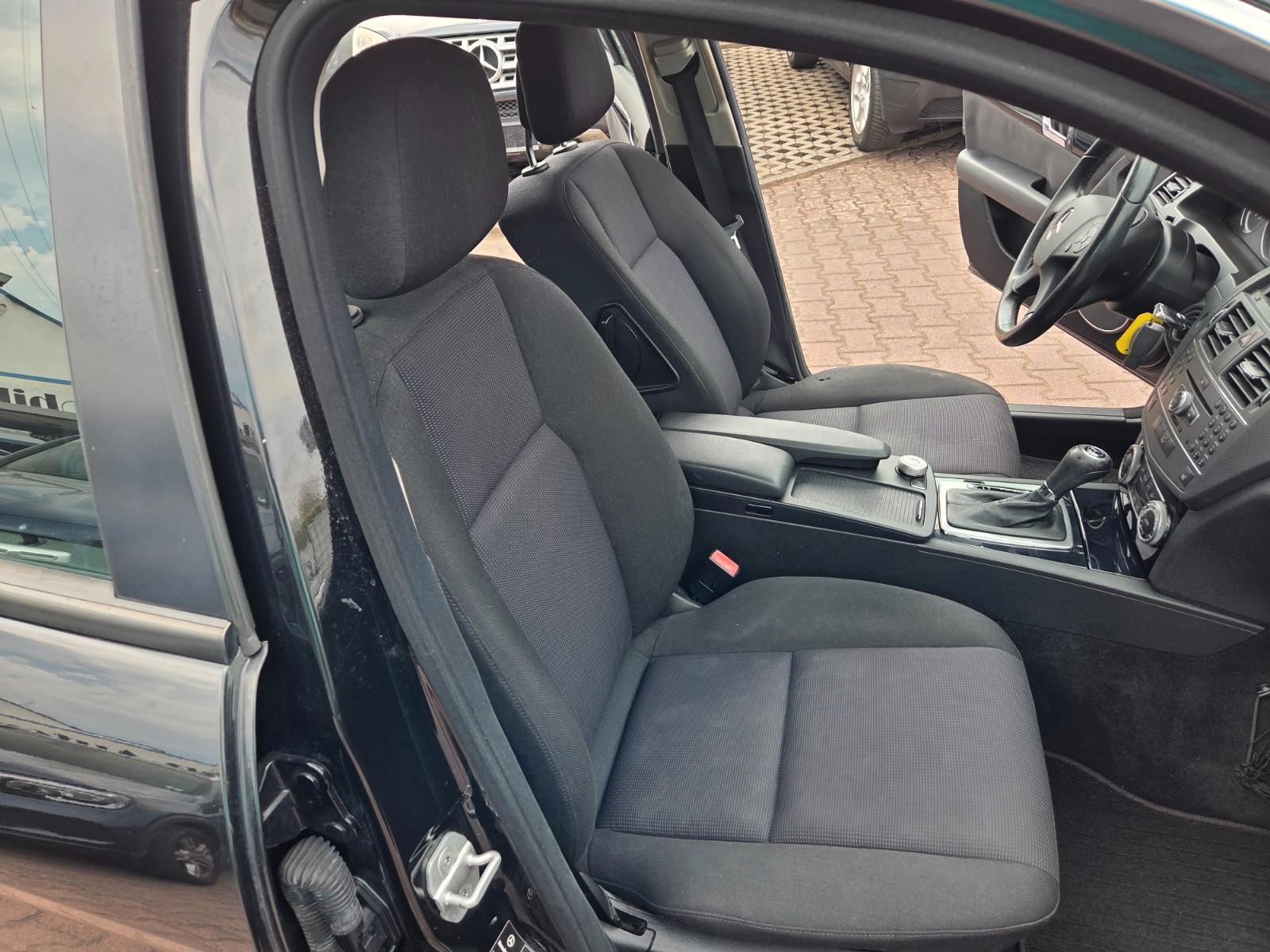 Mercedes-Benz C200 2010 — photo 35