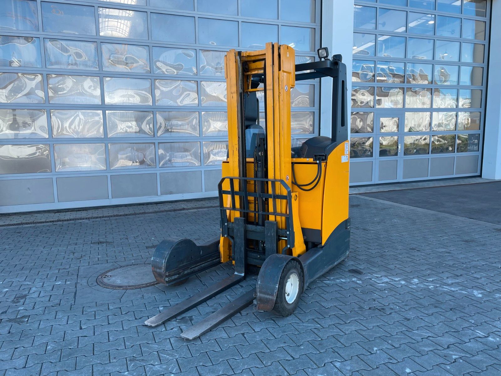 Fahrzeugabbildung Jungheinrich ETV C16 / Triplex 5.3m / SS / nur 3.594h / 2023