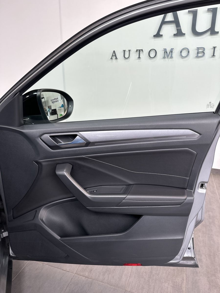 Fahrzeugabbildung Volkswagen T-Roc Sport 1.5 TSI DSG NAV+LED+PANO+18ZO+BEATS