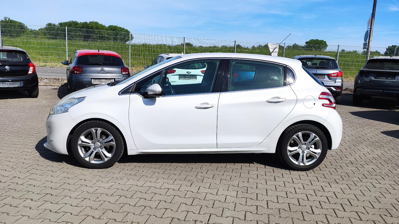 Peugeot 208 Automatik*NAVI*Klimaauto.*SHZ*BT*ALU*Allwett
