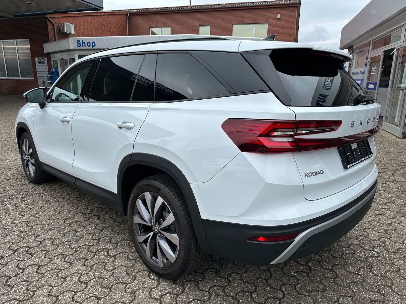 Fahrzeugabbildung SKODA Kodiaq 1.5 TSI Selection DSG Navi/ACC/Matrix/19"