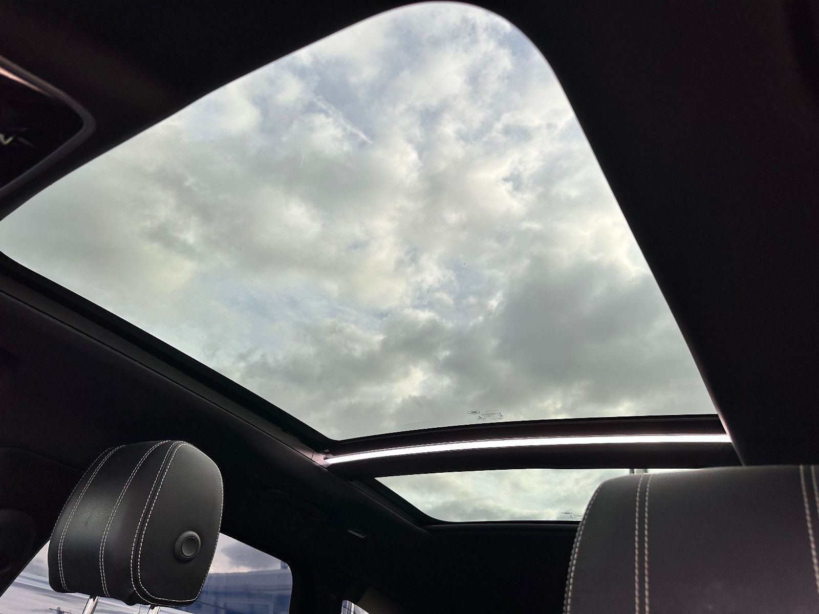 Fahrzeugabbildung Land Rover RANGE ROVER VELAR SE*MOD.2021+AHK+PANO+U.V.M*