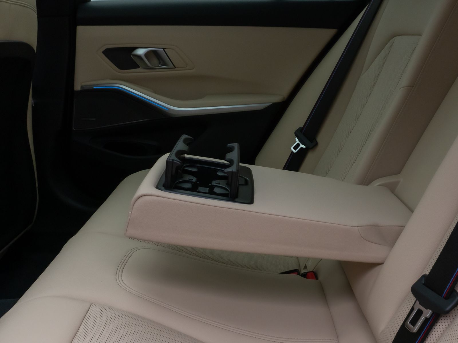 Fahrzeugabbildung BMW 330e M Sport Pro Panorama Kamera HUD H/K Komfort