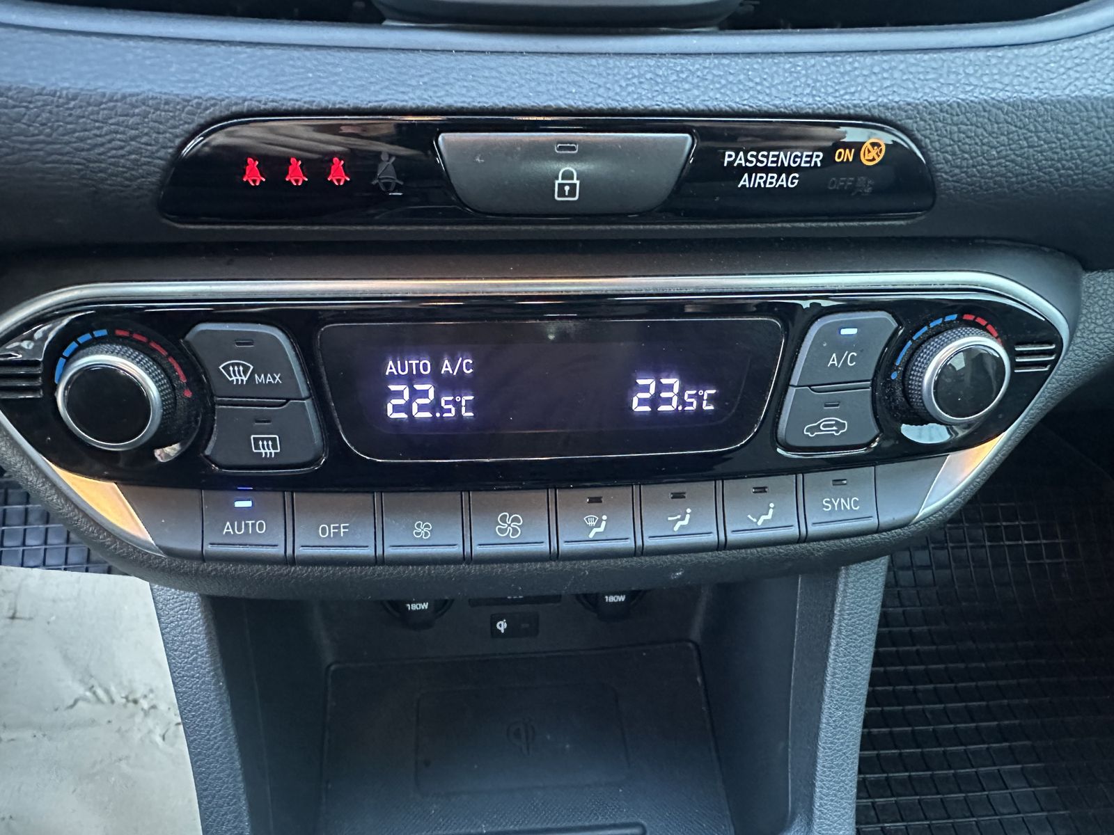 Fahrzeugabbildung Hyundai i30 1.5 T-GDI LED AHK KAMERA WINTERPAKET TEMPOM.