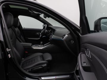 Fahrzeugabbildung BMW 330e M Sport Panorama Kamera HUD DAB HiFi Komfor