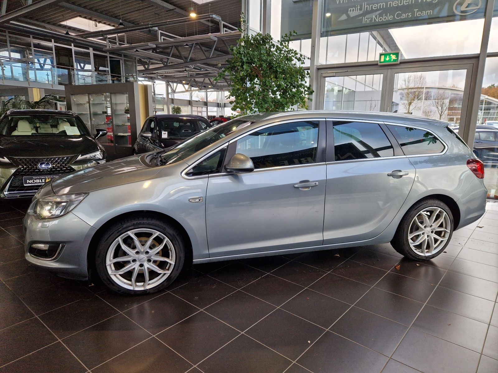 Fahrzeugabbildung Opel Astra J Sports Tourer Innovation XENON NAVI