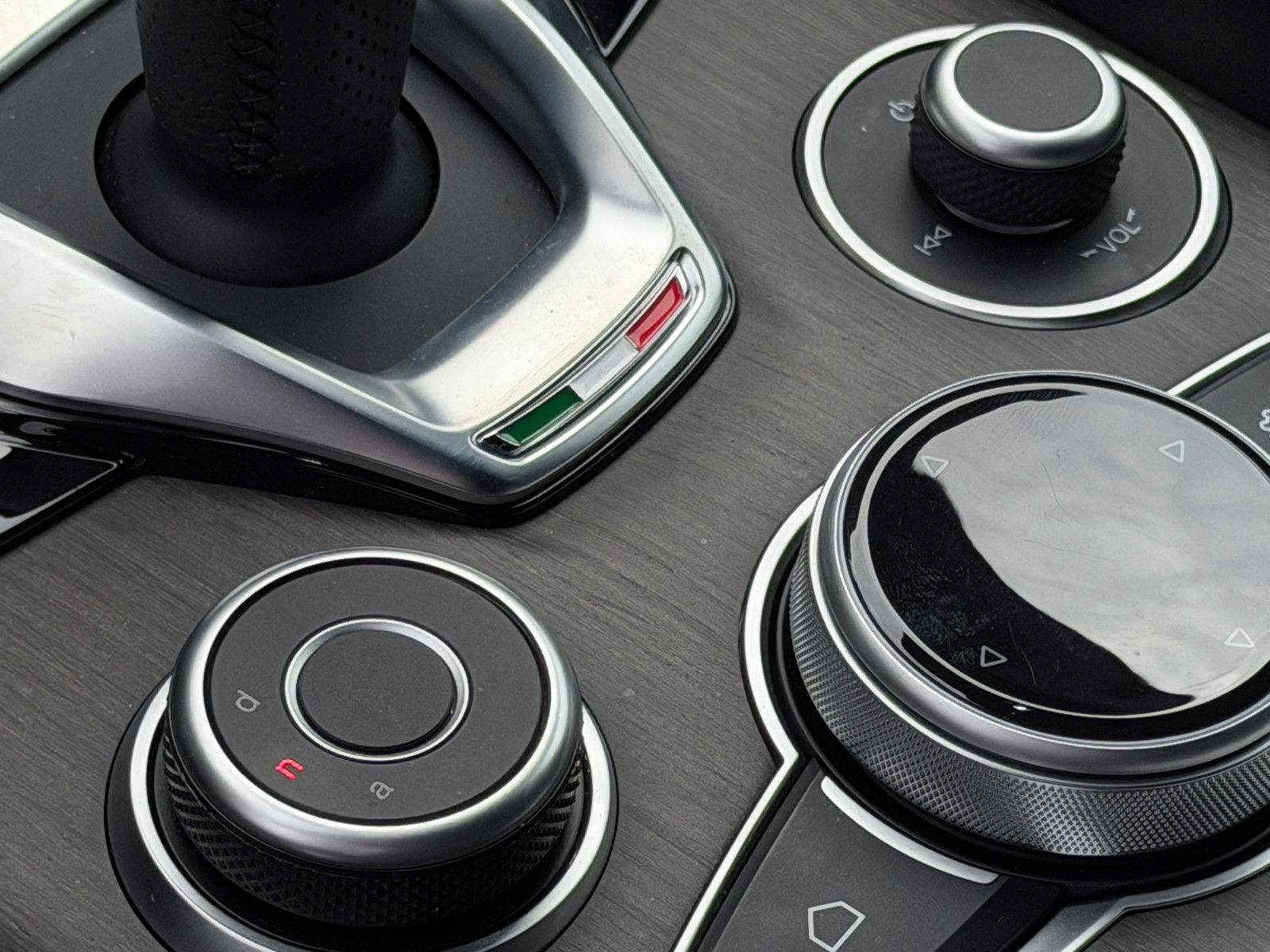 Fahrzeugabbildung Alfa Romeo Giulia Ti Q4/MEMORY/ACC/NAVI/KAMERA/SHZ