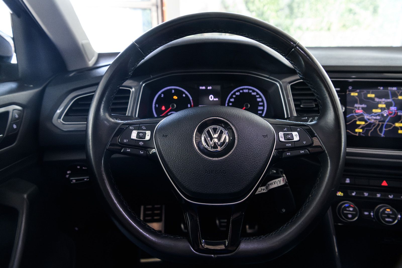Fahrzeugabbildung Volkswagen T-Roc IQ.DRIVE+AHK+GJR+NAVI+PANORAMA+EL.HECKKLAP
