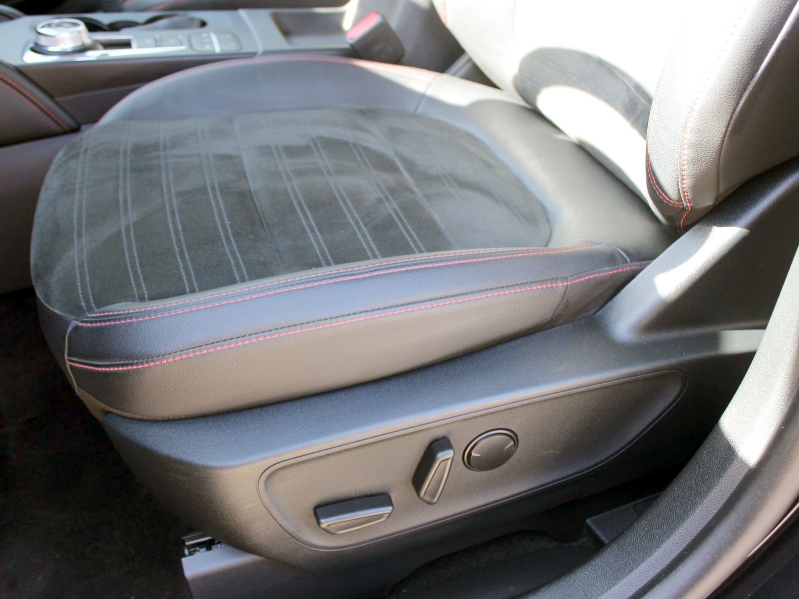 Fahrzeugabbildung Ford Kuga Plug-In Hybrid ST-Line X 2,5 Duratec
