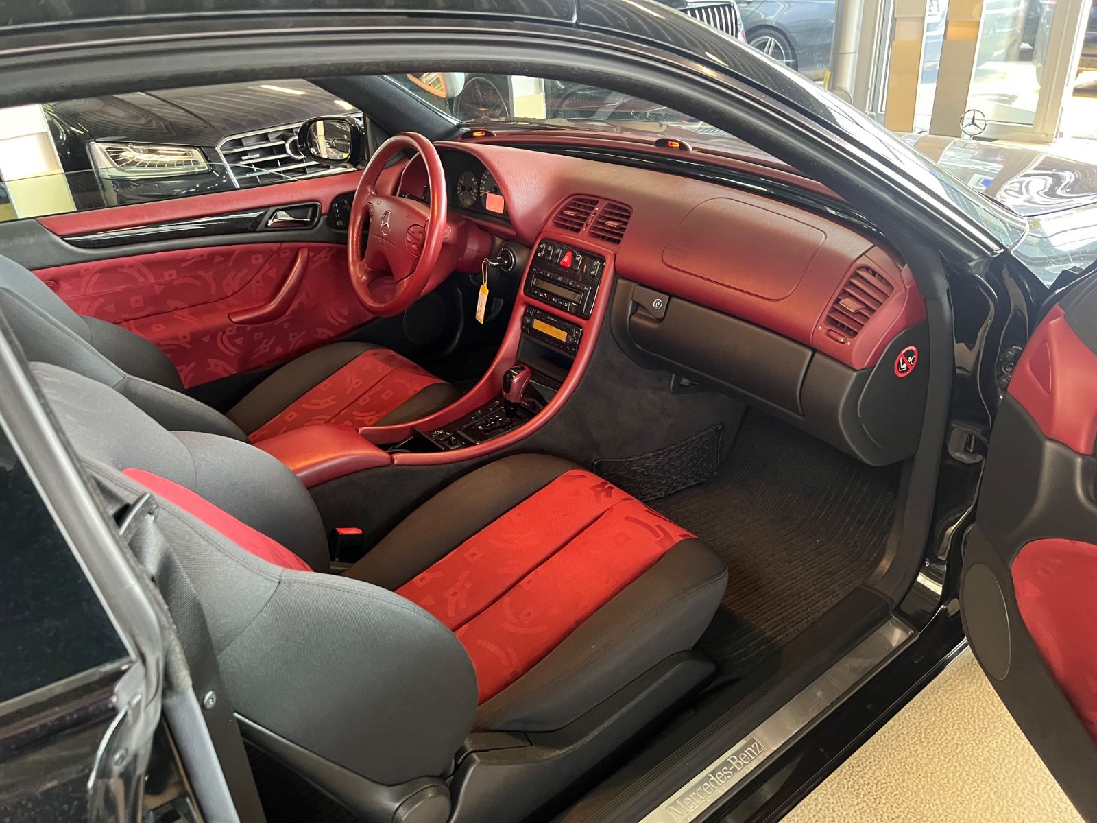 Fahrzeugabbildung Mercedes-Benz CLK 320 AVANTGARDE * 1.HAND *