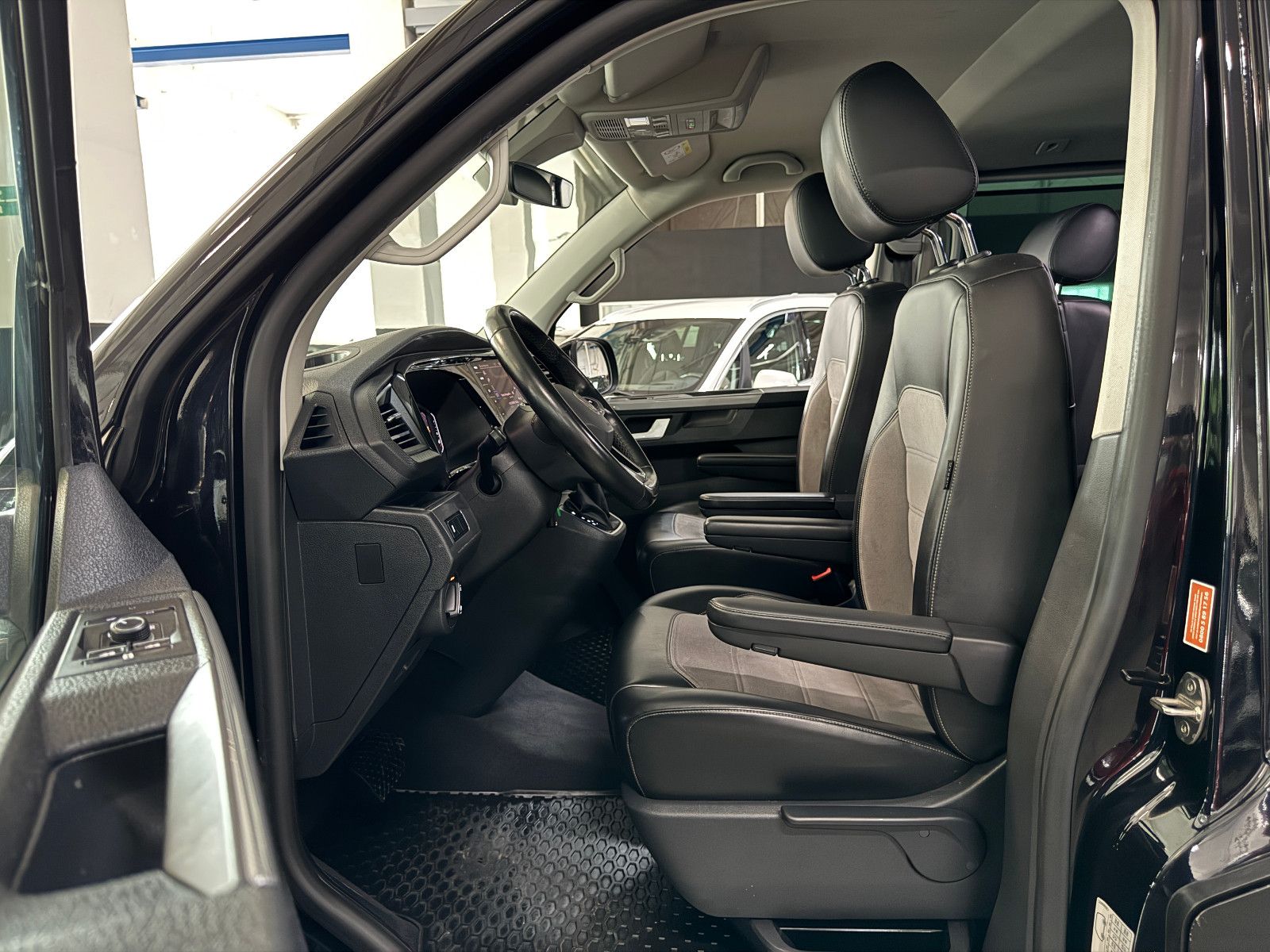 Fahrzeugabbildung Volkswagen T6.1 DSG 4MOTION IQ.DRIVE 7SITZER GENERATION SIX