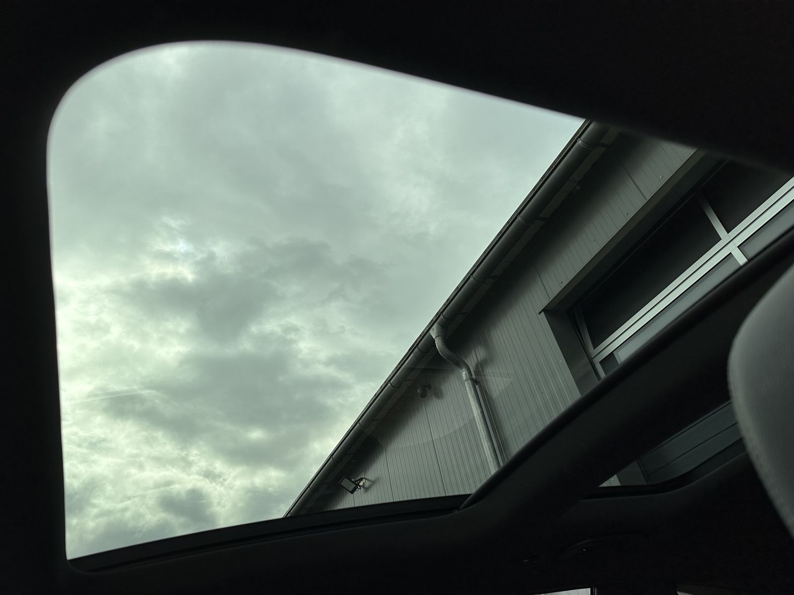 Fahrzeugabbildung Mercedes-Benz GLC 300e 4M AMG-Line NAV+LED+PANO+CARPLAY+20ZOLL