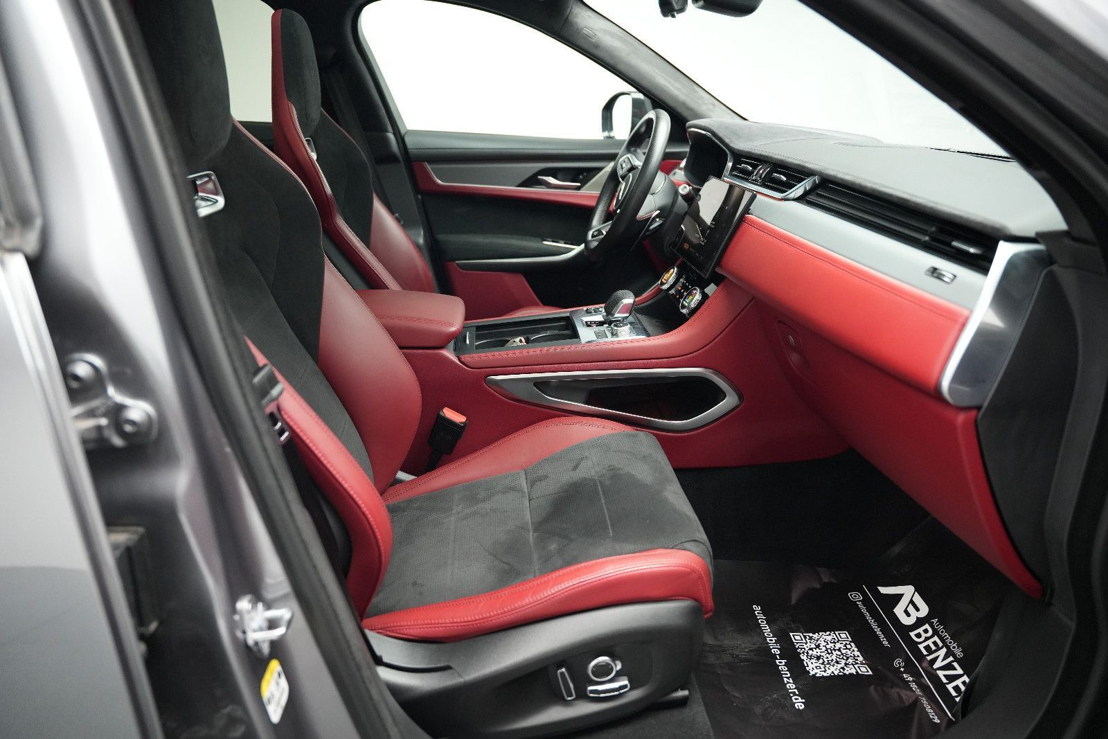 Fahrzeugabbildung Jaguar F-Pace F-PACE SVR /PANO/MERIDIAN/HUD/360°KAM/MEM