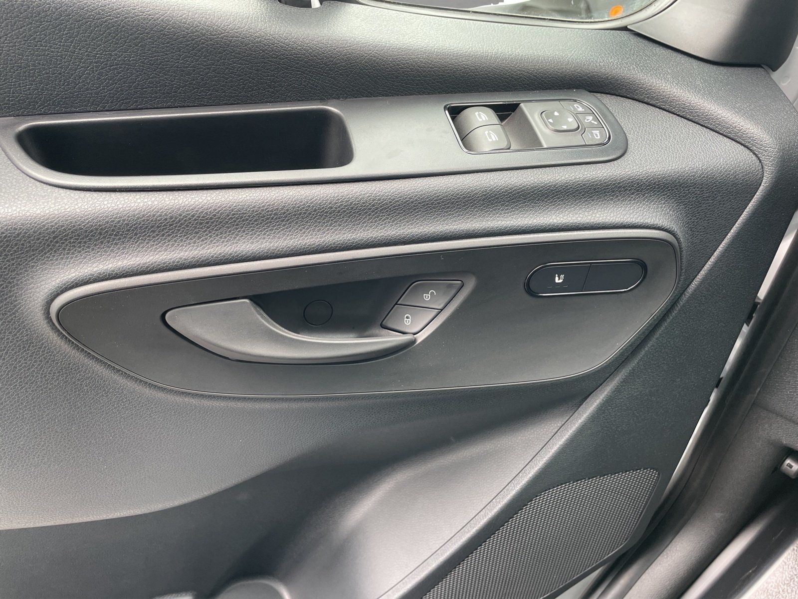 Fahrzeugabbildung Mercedes-Benz eSprinter 320 KA HolzFu RüFa MBUX WinterPaket