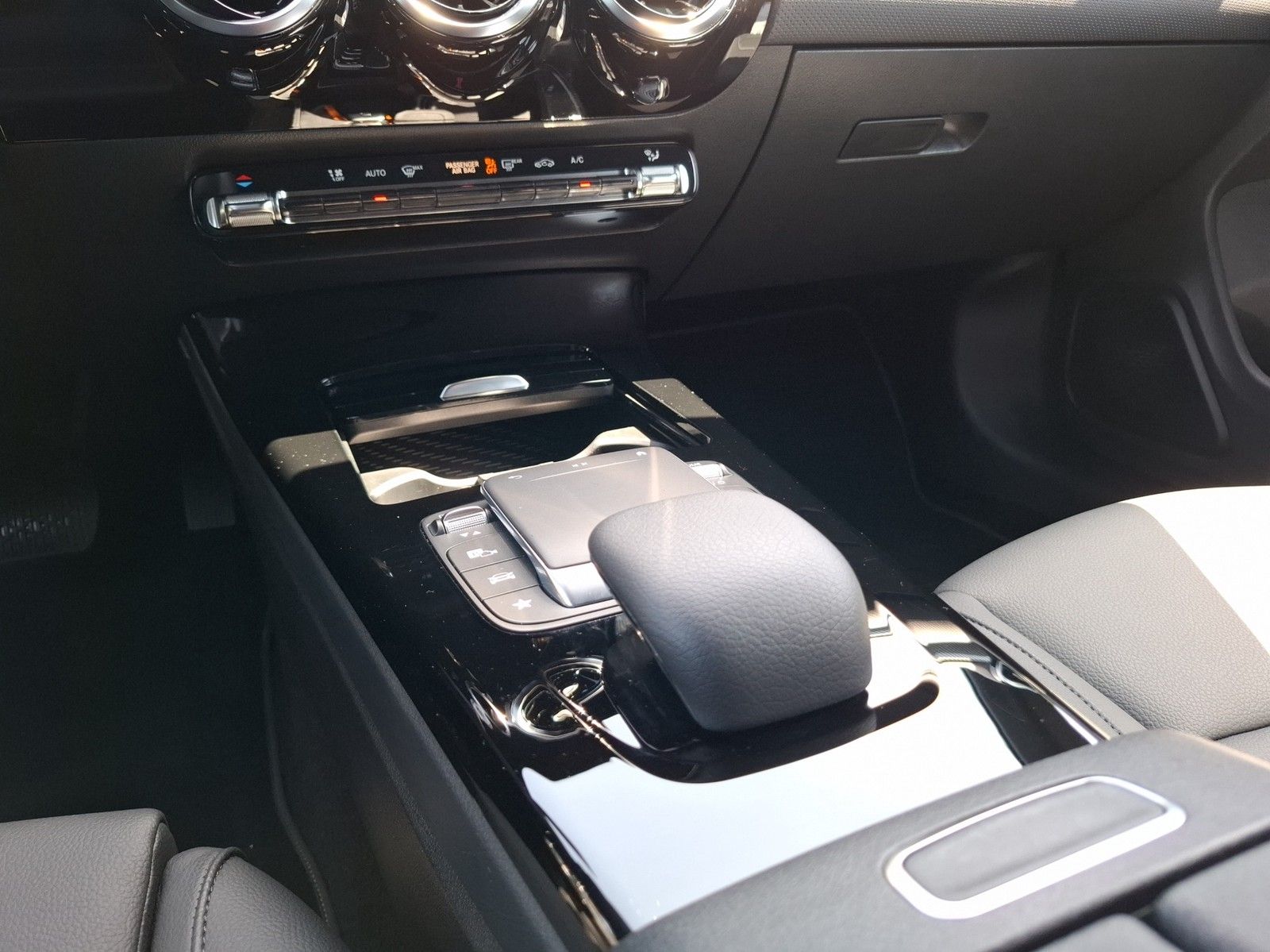 MERCEDES-BENZ CLA 200 d Shooting Brake AUTOMATIK / AHK / LED-H - Image 14