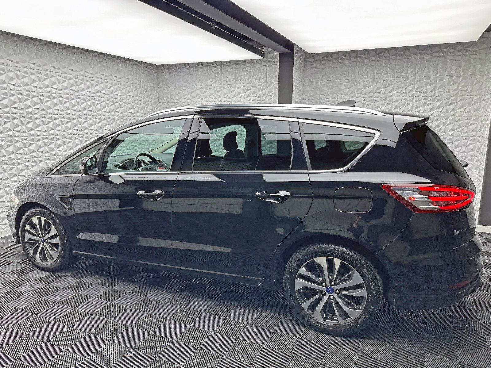 Fahrzeugabbildung Ford S-MAX 2.0 TITANIUM/LED/7-SITZE/KEYL/RCAM/ACC/DAB