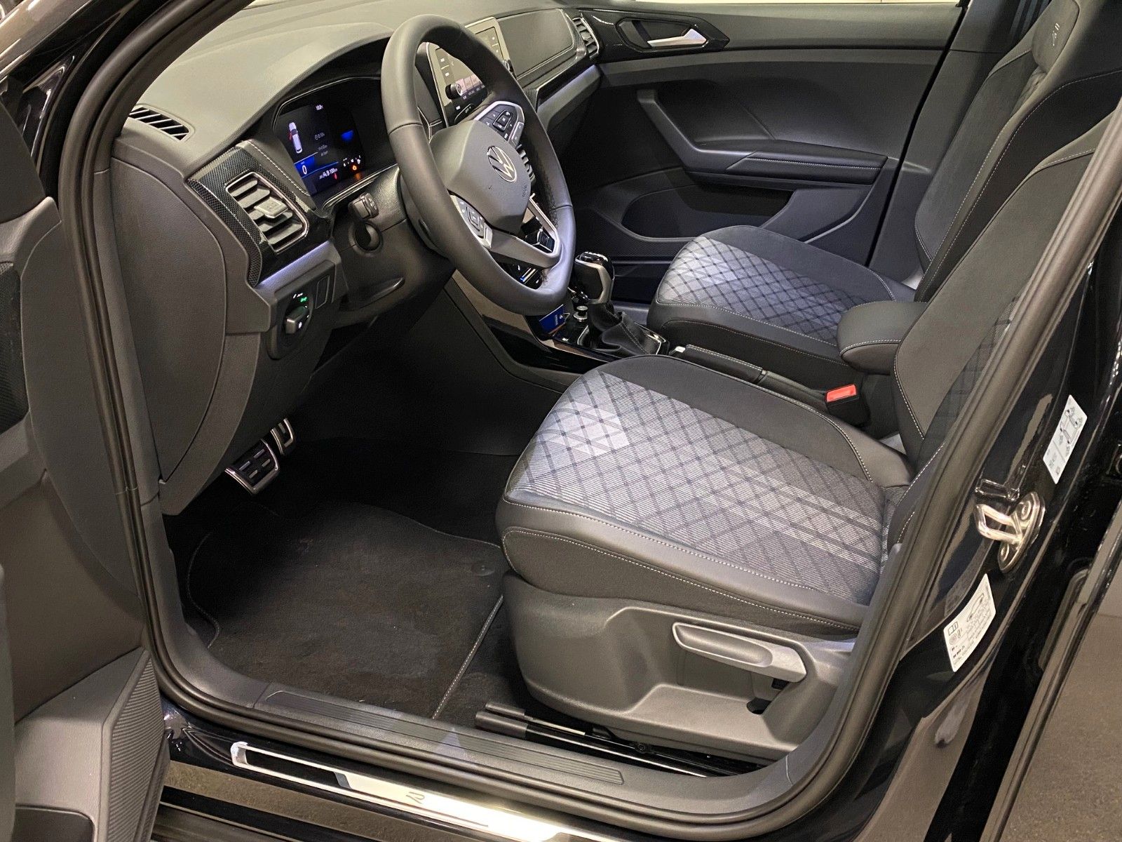 Fahrzeugabbildung Volkswagen T-Cross 1.0 TSI DSG R-Line+NAVIGATION+MATRIX+ACC