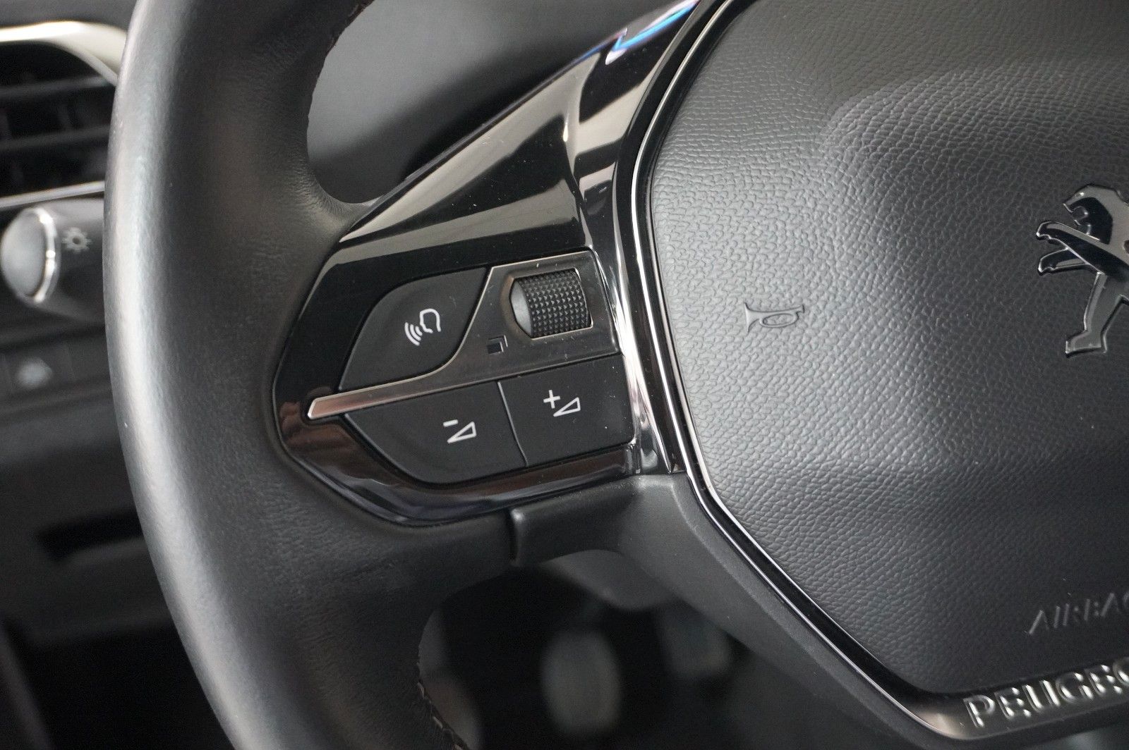 Fahrzeugabbildung Peugeot 3008 1.2T ALLURE PACK NAVI/LED/KAMERA/SH/SPORT