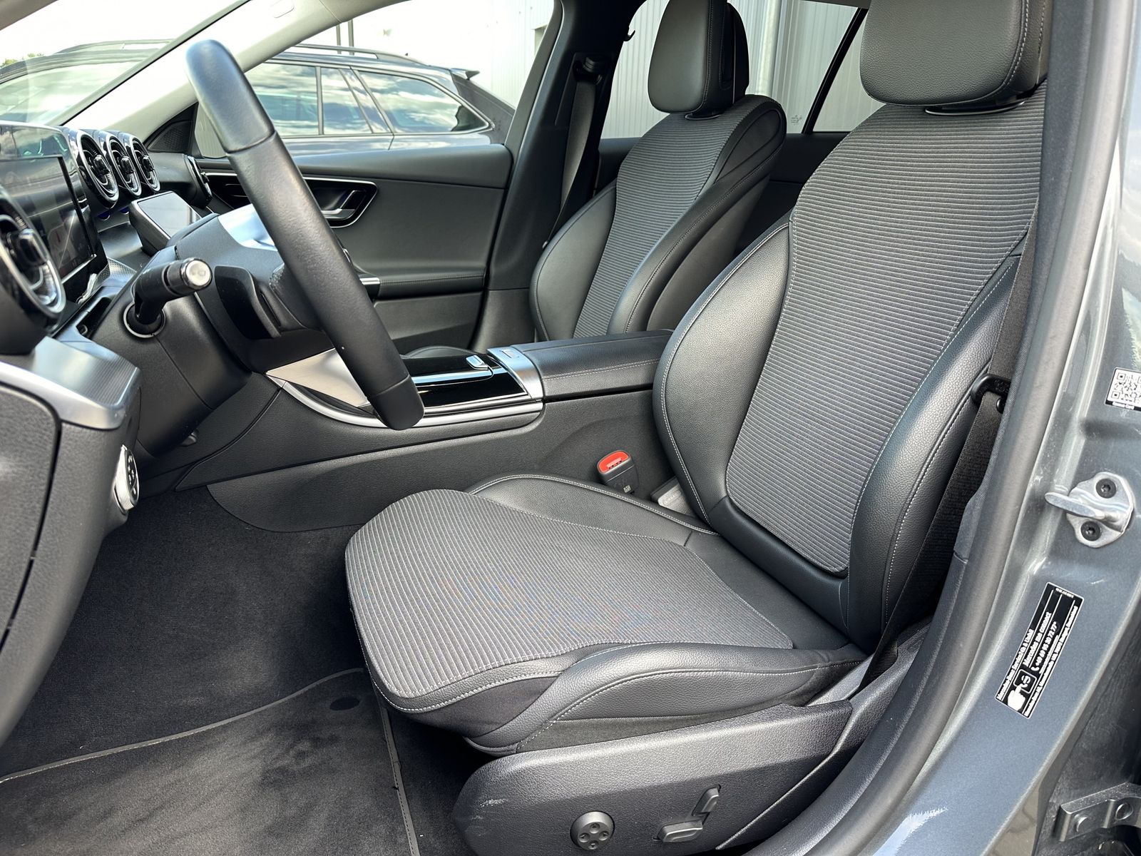 Fahrzeugabbildung Mercedes-Benz C 220d T Avantgarde NAV+LED+AHK+VCOCKPIT+CARPLAY