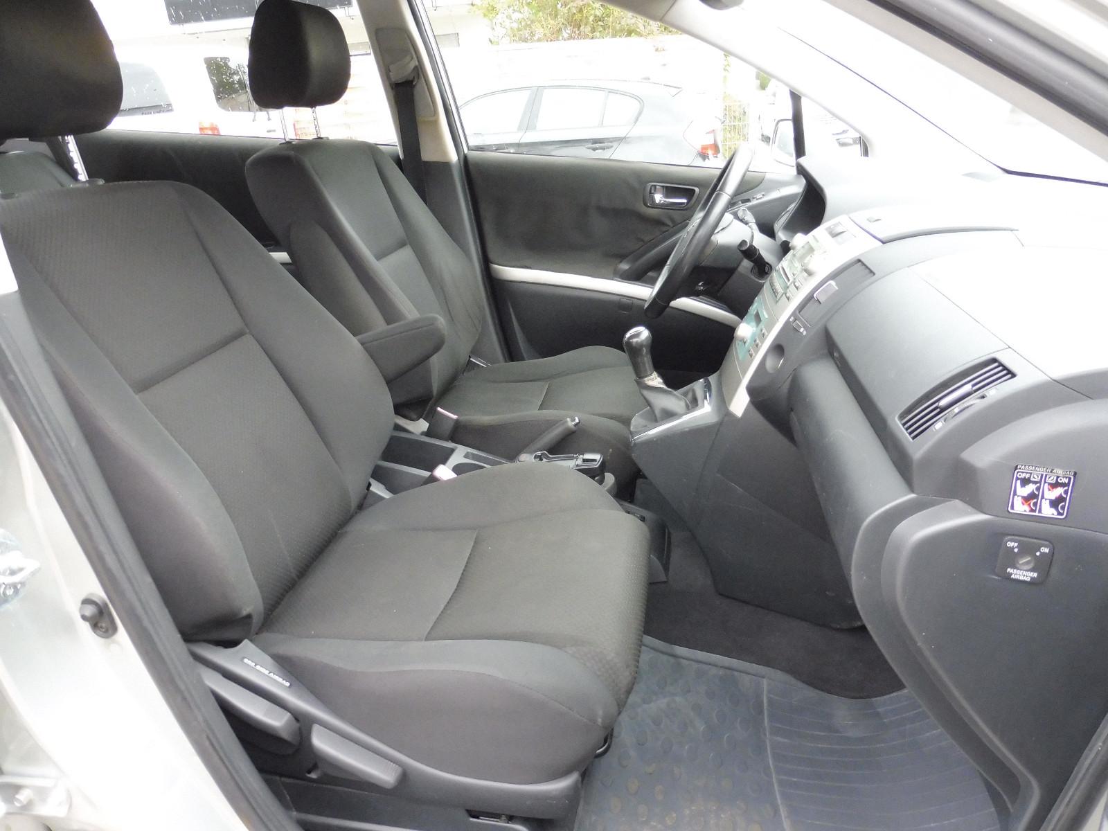 Toyota Corolla Verso 2004 — photo 12