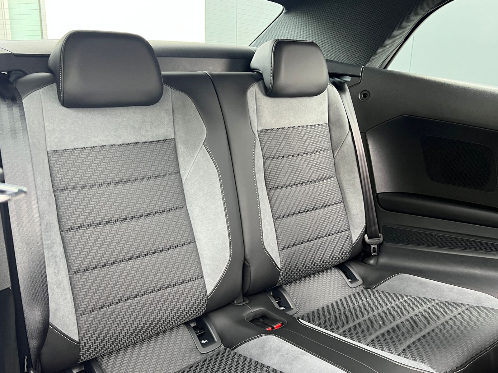 Fahrzeugabbildung Volkswagen T-Roc Cabriolet R-Line 1.5 TSI DSG *AHK,Black-St