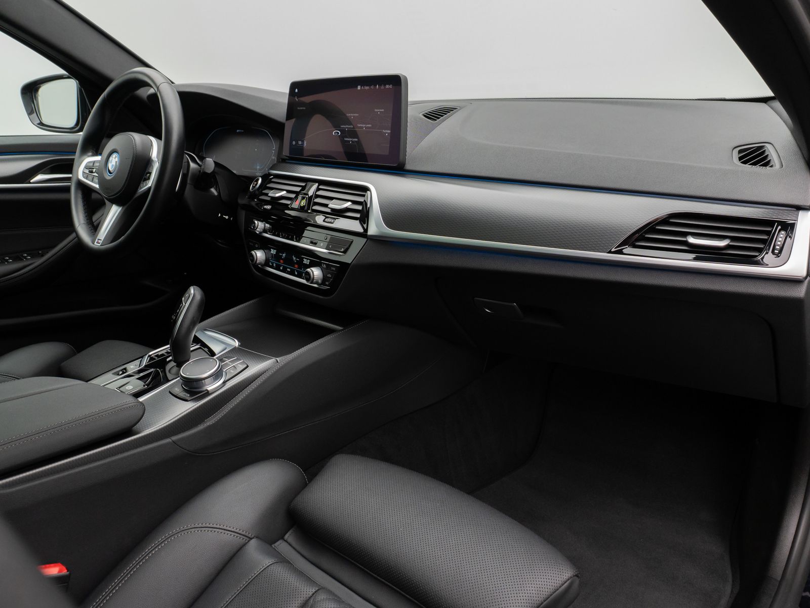 Fahrzeugabbildung BMW 530e M Sport Panorama Kamera DAB HiFi Alarm LED
