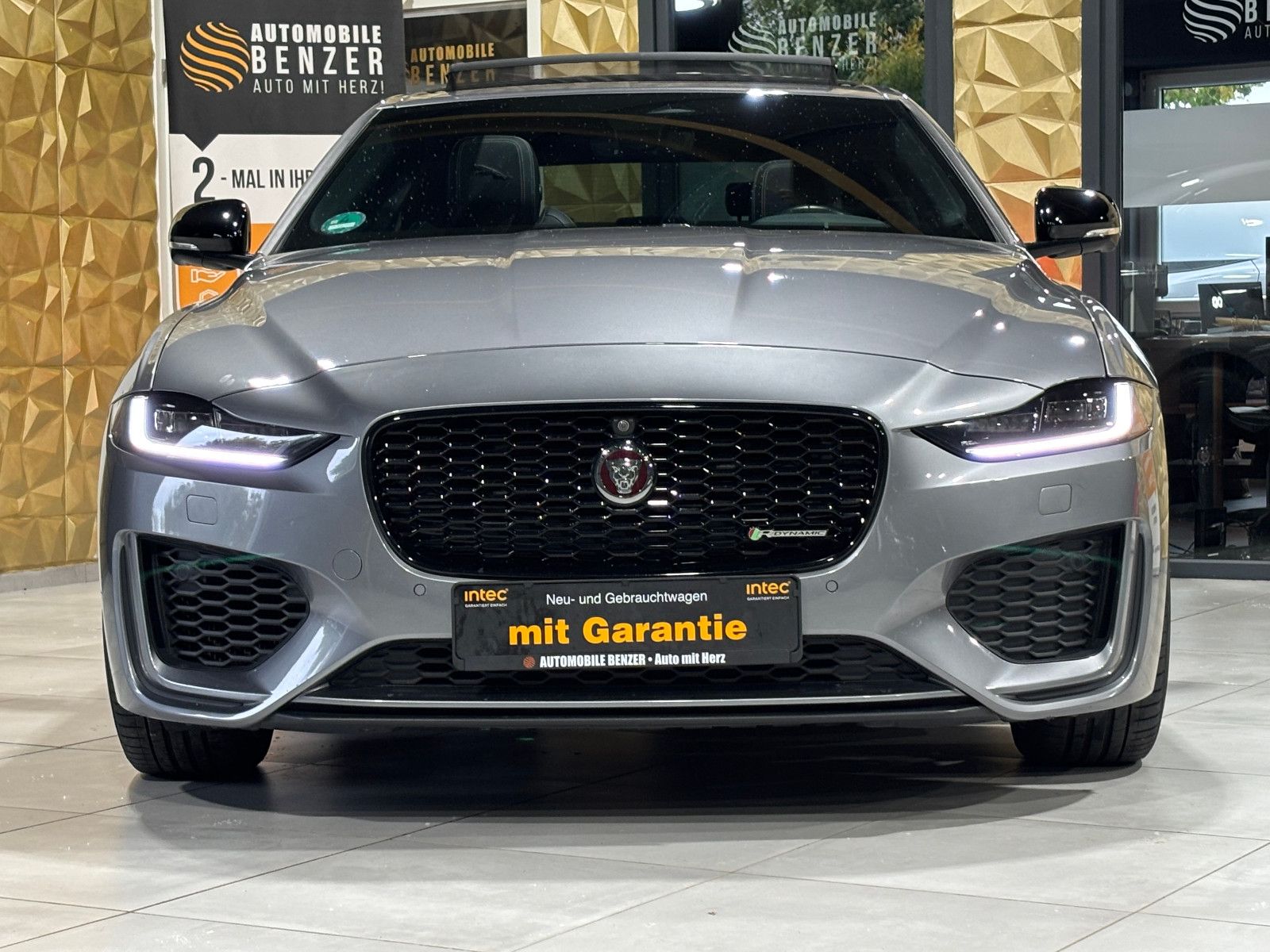 Fahrzeugabbildung Jaguar XE R-Dynamic Black/360''KAM/PANO/EXCLUSIV/MERIDI