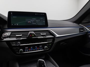 Fahrzeugabbildung BMW 530d Tour Luxury HUD ACC H/K AHK Komfortsitz 20"