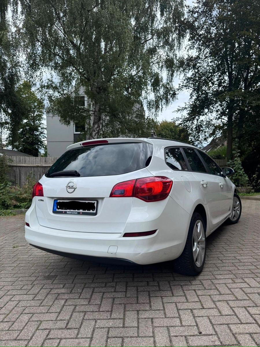 Opel Astra 2011 — interior