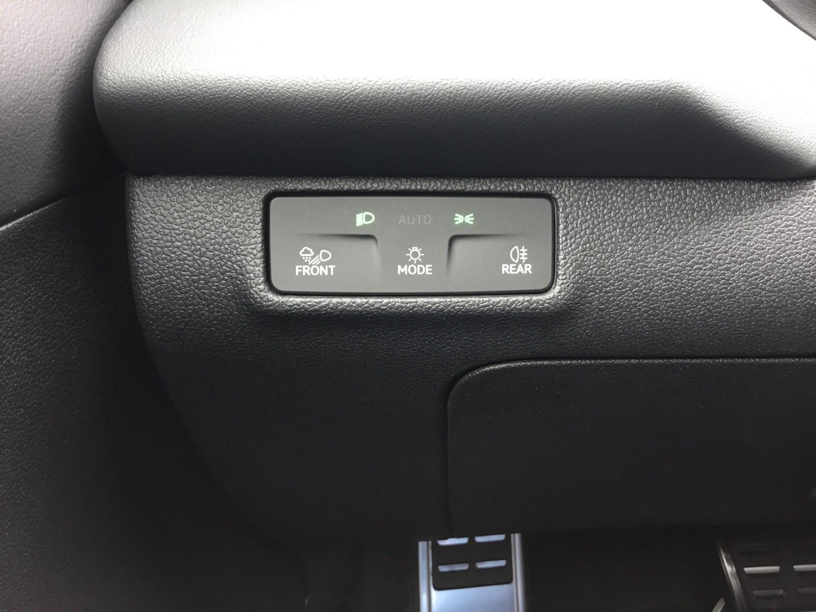 Fahrzeugabbildung Volkswagen T-Roc 1.5 eTSI DSG R-Line+AHK+LED+Navi+18"+Kessy