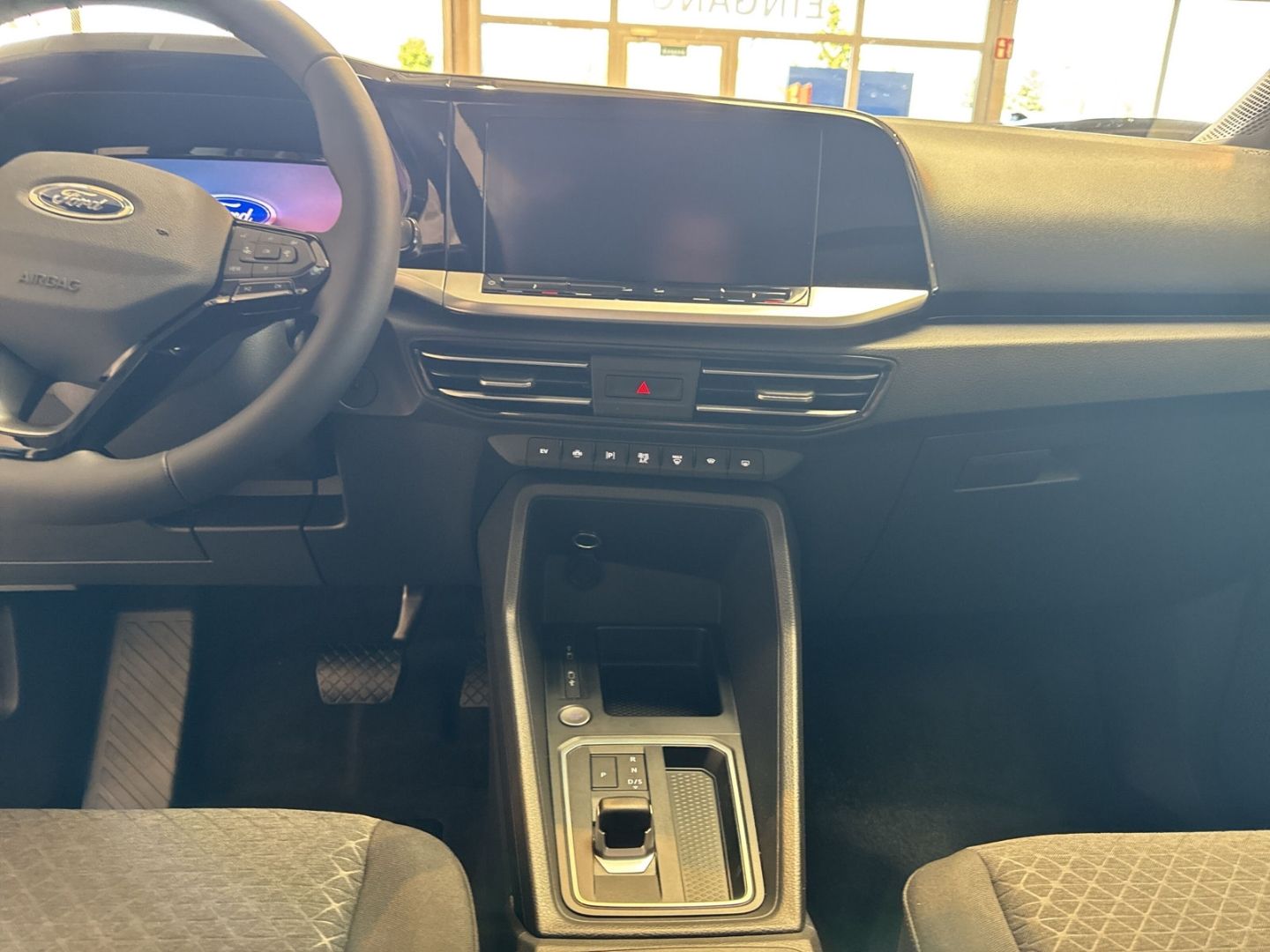 Fahrzeugabbildung Ford Tourneo Connect PHEV Titanium Digitales Cockpit