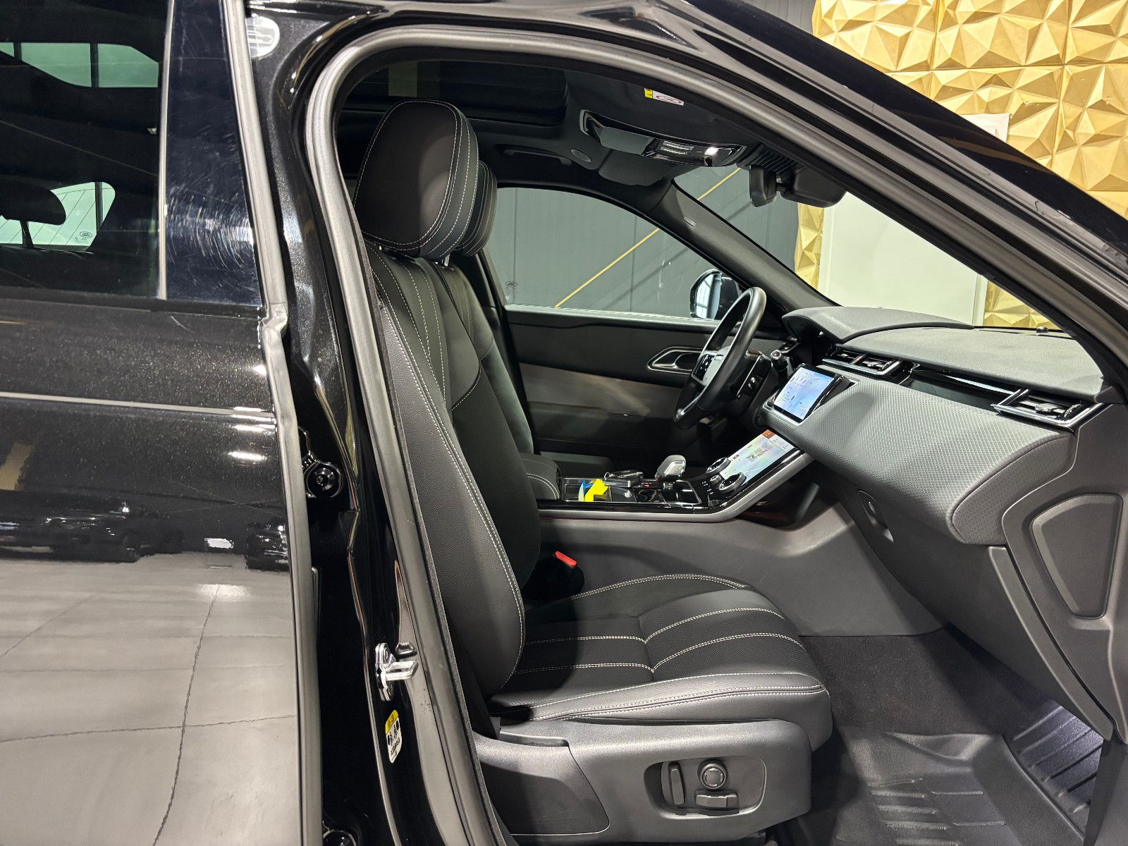 Fahrzeugabbildung Land Rover Range Rover Velar R-Dynamic SE/PANO/MEMORY/APPLE